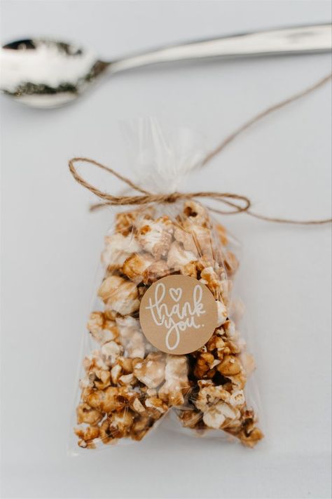 Popcorn Gift Bags Party Favors, Wedding Favor Snack Bags, Popcorn Doorgift, Popcorn Bags Ideas, Popcorn Gift Ideas, Popcorn Favours, Caramelised Popcorn, Diy Wedding Favours, Popcorn Baby Shower Favors