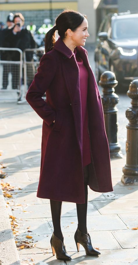 Meghan Markle Pregnancy Style, Meghan Markle Dress, Meghan Markle Outfits, William E Kate, Club Monaco Dress, Casual Attire For Women, Burgundy Outfit, Meghan Markle Style, Monochromatic Outfit