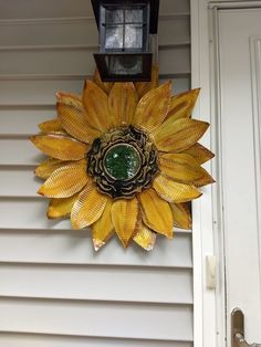 Farmhouse Christmas Ideas, Galvanized Metal Decor, Diy Rustic Farmhouse, Dollar Tree Flowers, Metal Wall Flowers, Tin Can Flowers, Rustic Farmhouse Christmas, Soda Can Crafts, Sunflower Crafts