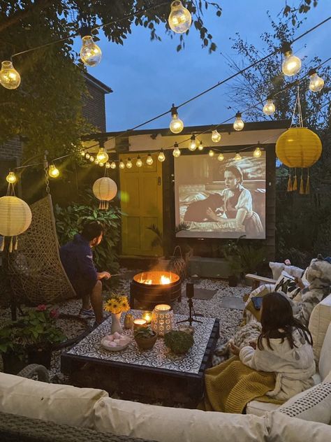 Design Per Patio, Backyard Movie Nights, Outdoor Cinema, Backyard Movie, Diy Outdoor Decor, Outdoor Diy Projects, Backyard Inspo, Outdoor Movie, Outdoor Decor Backyard