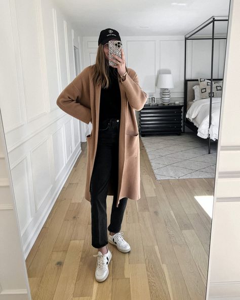 Mango Sweater Coat, Shearling Mules Outfit, Beige Winter Boots, Black Outfit For Women, Winter Boots Outfit, Ugg Mini Outfit, Coatigan Outfit, Beige Sweater Outfit, Travel Outfit Ideas