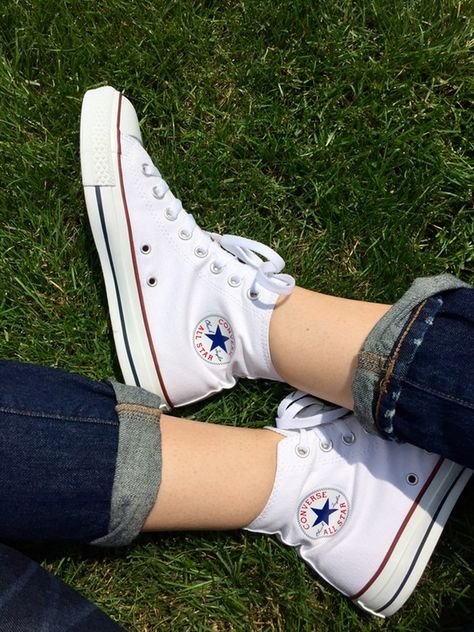 7 Ways To Style Your Converse High Tops For Summer Because You Can Totally Wear Sneakers With A Dress Converse High Tops Outfits, Converse High Tops Outfit, High Tops Outfit, High Top Converse Outfits, White Converse Shoes, Converse Outfits, Cute Converse, Outfits With Converse, White Converse