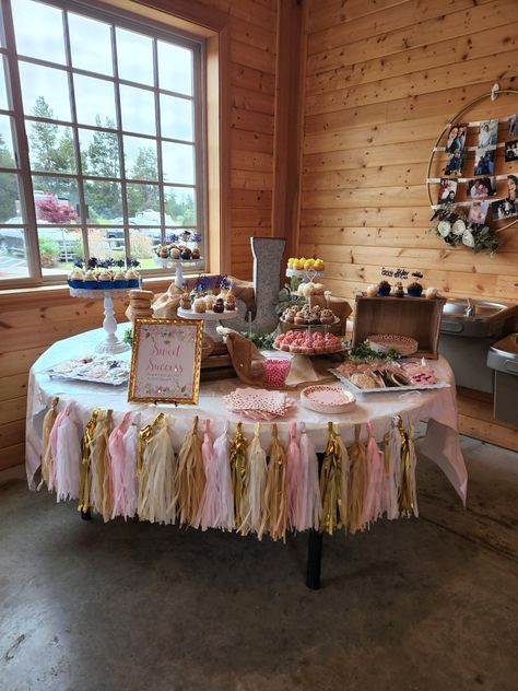 Grad Party Drink Ideas, Desert Bar Graduation Party, Graduation Party Ideas Indoor, Grad Dessert Table, Indoor Grad Party, Grad Party Dessert Table Ideas, Grad Party Dessert Table, Grad Party Desserts, Brunch Graduation Party