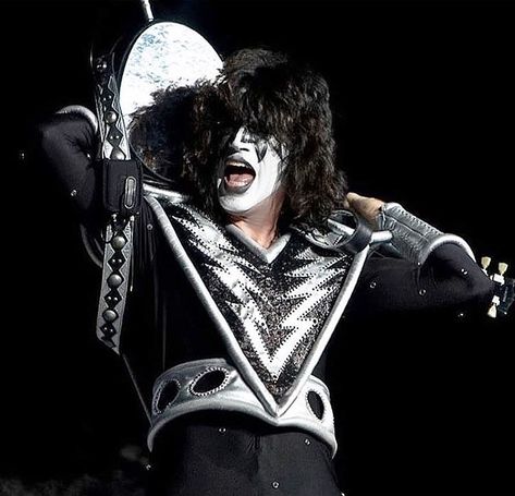 Tommy Thayer, League Of Heroes, Kiss Outfits, Eric Carr, Kiss Army, Kiss Band, Love Kiss, Mötley Crüe, Be Cool