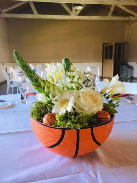 Sports Theme Table Decorations, Sports Party Decorations Centerpieces, Lakers Centerpieces Party Ideas, Basketball Birthday Party Centerpieces, Sports Table Centerpieces, Sport Graduation Party Ideas, Basketball Themed Centerpieces, Basketball Theme Graduation Party, Basketball Table Decorations