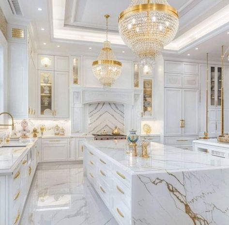 Modern Gold Kitchen, White And Gold Kitchen, Luxurious Kitchens, Kitchen Cabinet Inspiration, Beautiful Kitchen Cabinets, Modern Luxury Kitchen, Elegant Kitchen Design, Classy Kitchen, Kitchen Styles