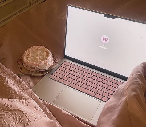 Laptop Girl Aesthetic, Apple Ecosystem Aesthetic Pink, Pink Macbook Aesthetic, Pink Apple Laptop, Macbook Pink Aesthetic, Laptop Pink Aesthetic, Pink Studying Aesthetic, Pink Laptop Aesthetic, Pink Computer Aesthetic