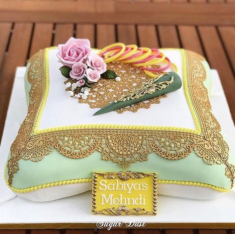 Pakistani Bride on Instagram: “Gorgeous mehndi cakes 😍😍😍 via @sugardustbyamina ✨ #pakistanibride #pakistaniweddings #asianweddings #desiweddings #weddingcakes…” Wedding Cake Presentation, Wedding Reception Cocktail Tables, Mehndi Cake, Cake Design For Men, Celebration Desserts, Pillow Cakes, Indian Wedding Receptions, Peach Wedding Invitations, Funny Wedding Invitations