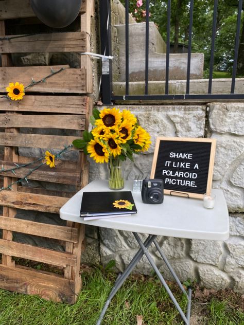 Yellow Grad Party Decorations, Sunflower Grad Party, Sunflower 40th Birthday Party, Sunflower Graduation Party Ideas, Sunflower Themed Graduation Party, Sunflower Graduation Party Theme, Black And Yellow Graduation Party, Graduation Party Ideas Western, Cow Themed Graduation Party