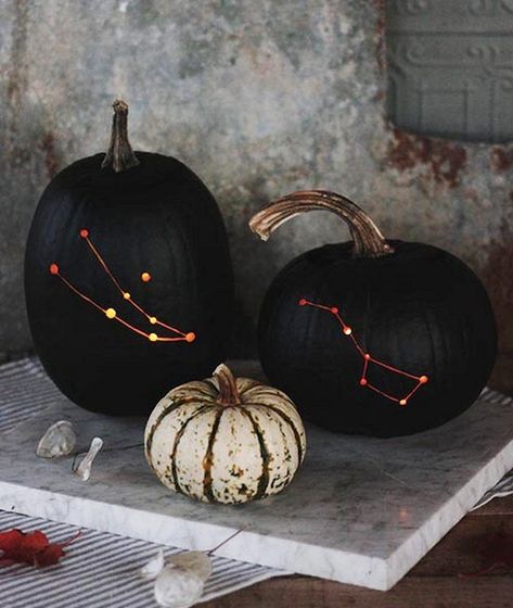 Constellation Pumpkin, Cool Pumpkin Designs, Diy Constellation, Funny Pumpkin Carvings, Biscuits Halloween, Chic Halloween Decor, Halloween Chic, Halloween Decoration Ideas, Halloween Decor Diy