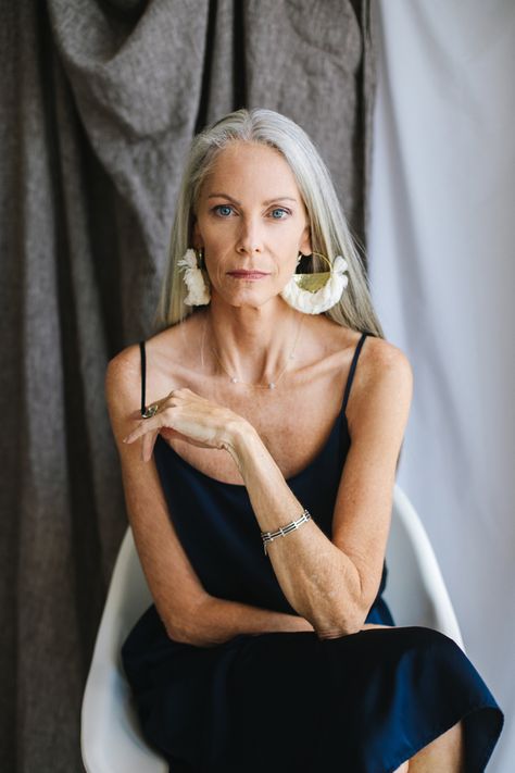 Elderly Woman Aesthetic, Older Woman Photoshoot, Older Woman Aesthetic, Carrie Photoshoot, Older Women Photoshoot Ideas, Older Woman Portrait, Rosie Huntington Whiteley Style, Dark Skin Boys, Silver Grey Hair