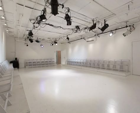 Dance Studio Design, Theatre Classroom, Studio Lighting Setups, Soul Photo, Rehearsal Studios, Studio Theater, Performing Arts School, Theatre Ideas, Music Video Ideas