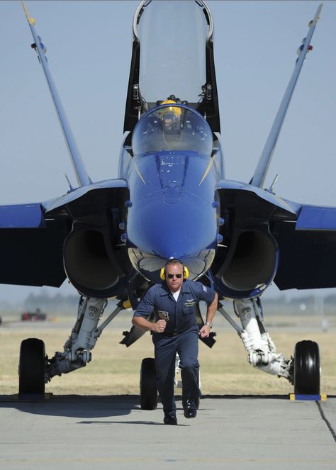 Puerto San Jose, Blue Angels Air Show, Us Navy Blue Angels, Crew Chief, Naval Aviation, Air Force Mom, Angel Images, Navy Aircraft, Angel Pictures