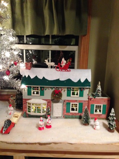 Old metal doll house decorated for Christmas Dollhouse Decorating Ideas, House Decorated For Christmas, Mcm Christmas, Christmas Dollhouse, Western Nursery, Christmas Kitsch, Dollhouse Decorating, Christmas Traditional, Blow Molds