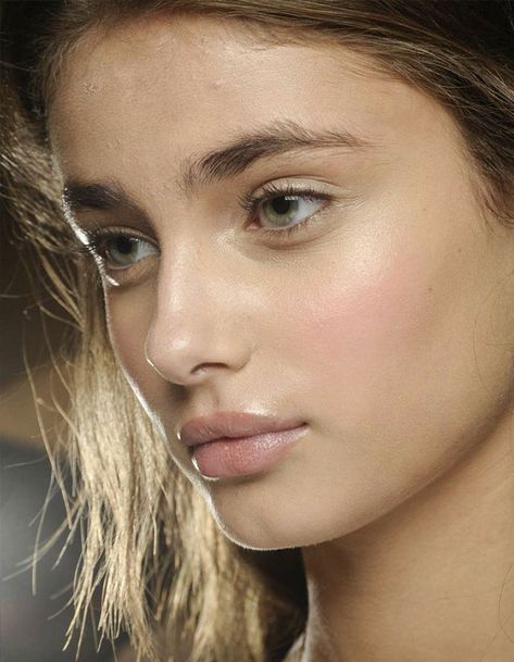 Over Glitter? 13 Nude Makeup Ideas for When You Need a Sparkle Break via Brit + Co. Simple Natural Makeup Looks, Taylor Hill Makeup, Simple Natural Makeup, Jasmin Tookes, Broken Makeup, Makeup Looks To Try, Simple Makeup Natural, Eye Makeup Cut Crease, Natural Beauty Makeup