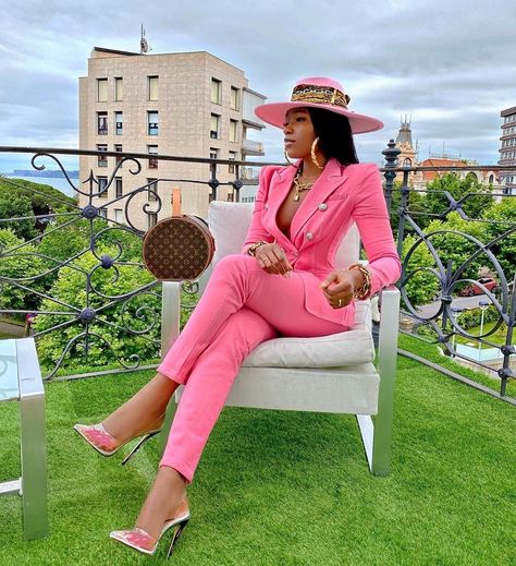 Pink Boss Chic Looks Kylie Jenner, Woman Suit Fashion, Pantsuits For Women, Blazer Set, Business Meeting, Looks Chic, Photoshoot Outfits, Breasted Blazer, Birthday Photoshoot