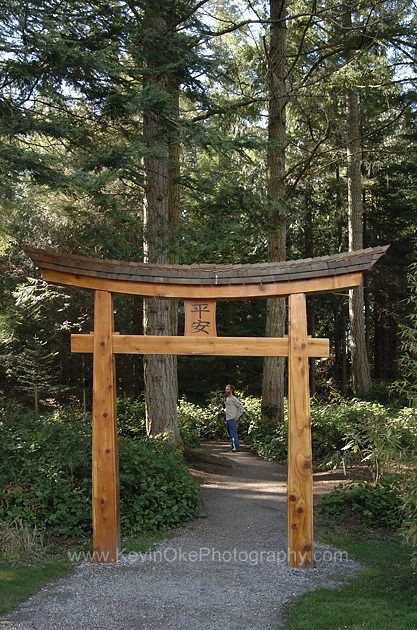 Gulf Islands Guide Photo of the Day Entrance gate at the Japanese Gardens in Dinner Bay, Mayne Island, BC Japanese Gardens Design Ideas, Japanese Gate, Japanese Garden Landscape, Zen Garden Design, Entrance Gate, Japan Garden, Japanese Garden Design, Asian Garden, Garden Entrance