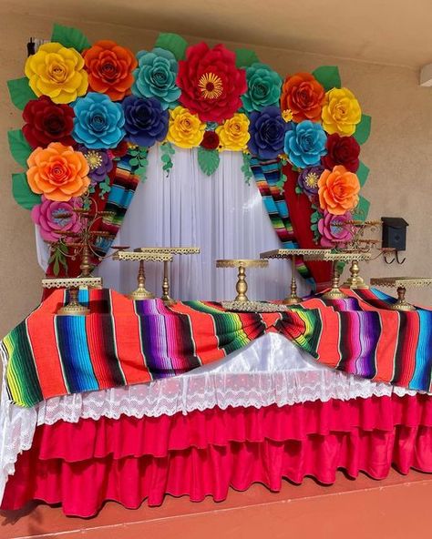 Mexican Wedding Balloon Arch, Mexican Theme Sweet 16, 70 Years Old Birthday Ideas Woman, Charro Quince Decorations, Mexican Quinceanera Ideas Decoration, Fiesta Mexicana Ideas, Mexican Fiesta Decorations, Mexican Theme Party Decorations, Quince Themes