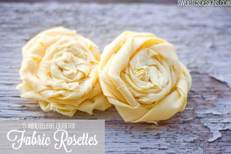 Fabric Rosette, Diy Flores, Chic Quilts, Fleurs Diy, Scrap Fabric Projects, Fabric Flower Tutorial, Burlap Flowers, Cloth Flowers, Fabric Flowers Diy