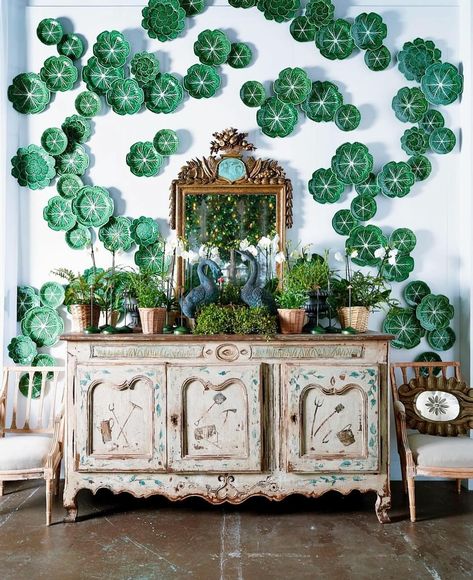 Pic 1: BEAUTIFUL! Can you believe those are lettuce dishes on the wall?! I am loving the #green coloring and the way they placed the dishes! I literally thought they were some sort of wall art at first!! Pic 2: the same dishes used for an actual tablescape! I love it! Do you think my husband will be mad if I replace all of our dishes with lettuce? 😂 #dishware #design #interiordesign #interiordesignersofinsta #interiordesigner White Plates On Wall, Blue And White Plates On Wall, Modern Floral Decor, Plate Wall Display, Plate Walls, Green Dishes, Wallpaper Trim, Blue And White Plates, Block Print Wallpaper