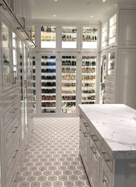 Womens Master Closet, Big Closet Luxury, Functional Closet, Housing Decor, Master Closet Design, Closet Organized, Classical Interior, Dream Closet Design, Beautiful Closets