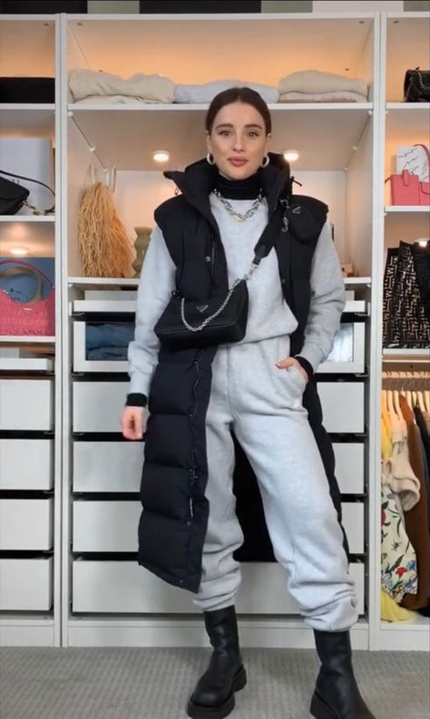 Long Bubble Vest Outfit, Long Puffer Vest Outfit Fall, Long Black Puffy Vest Outfit, Puffer Gillet Outfits, Puffer Vest Dress, Long Vest Jacket Outfit, Long Body Warmer Outfit, Puffer Long Vest Outfit, Long Sleeveless Jacket Outfit