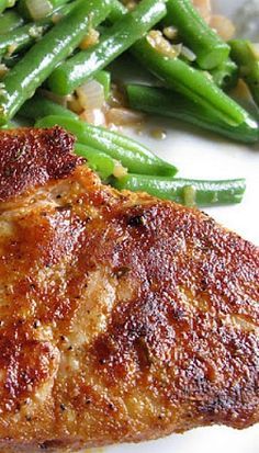 Pan seared pork chops with green beans Blackened Pork Chops, Cooking Boneless Pork Chops, Pan Seared Pork Chops, Seared Pork Chops, Lean And Green, Lean And Green Meals, Boneless Pork Chops, Main Course Recipes, Pork Chop Recipes