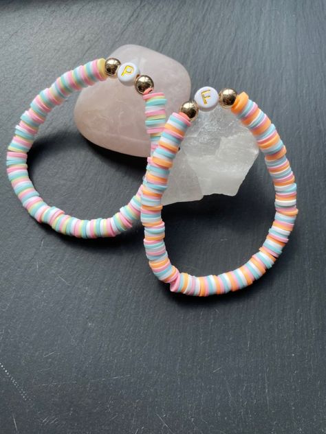 Matching Preppy Bracelets, Preppy Bracelets, Preppy Jewelry, Bead Charms Diy, Clay Bracelet, Crafty Kids, Clay Bead, Bracelet Ideas, Initial Bracelet