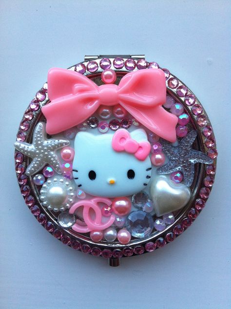 Hello Kitty decoden pocket mirror Decoden Mirror, Diy Compact Mirror, Decorated Mirror, Decoden Diy, Kawaii Crafts, Kawaii Diy, Hello Kitty Cartoon, Hello Kit, Hello Kitty Plush