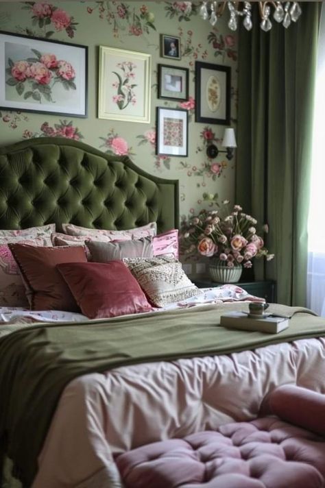 Pink Bedroom Ideas For Kids, Ceiling Colors, Pink Green Bedrooms, Bedroom Ideas For Kids, Burgundy Bedroom, Dark Green Rooms, Fun Bathroom Decor, Green Bedrooms, Eclectic Decor Bedroom