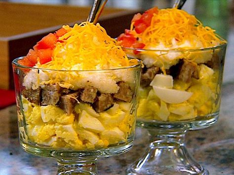 Breakfast Trifle Grits Potato Russet, Breakfast Trifle, Grits Breakfast, How To Cook Grits, Yum Breakfast, Hard Boiled Egg Recipes, Mini Breakfast, Creative Breakfast, Crispy Hashbrowns