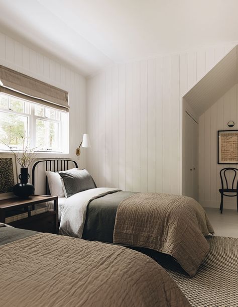 House & Home - Sophisticated Style Meets Rustic Charm At This Cottage In Magog, Que. Boys Cottage Bedroom, Fort Bedroom, Twin Bed Rooms, Barn Bedroom, Neutral Cottage, Cottage Bedrooms, Guest Bedroom Design, Breezy Style, Loft Bedroom