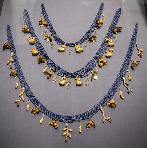 Scythian Jewelry, Collar Hippie, Ancient Jewels, Ancient Jewellery, Historical Jewellery, Lapis Lazuli Beads, Golden Necklace, Ancient Jewelry, Jewellery Inspiration