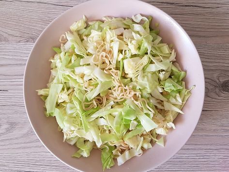 Yum-Yum-Salat. Über 299 Bewertungen und für köstlich befunden. Mit ► Portionsrechner ► Kochbuch ► Video-Tipps! Jetzt entdecken und ausprobieren! Yum Yum Salat, Sauce Hollandaise, Yum Yum, Lettuce, Low Carb, Food And Drink, Sauce, Butter, Snacks