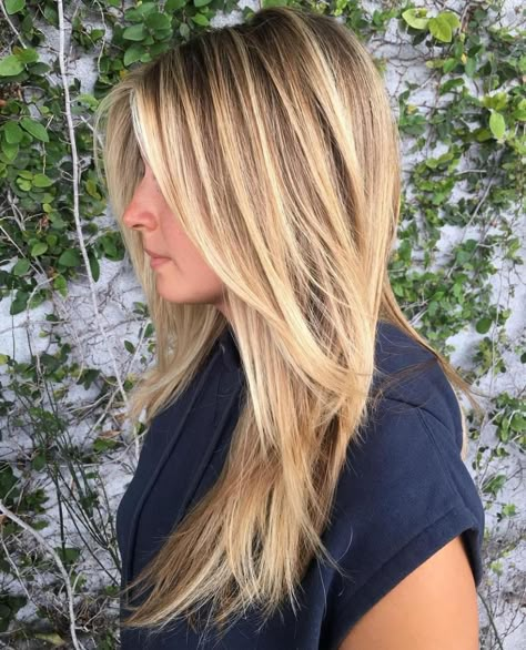 Caramel Blonde Straight Layered Hairstyle Long Blonde Hair Cuts, Blonde Lowlights, Straight Layered Hair, Long Shag Haircut, Amazing Hairstyles, Classy Hairstyles, Long Layered Haircuts, Round Brush, Vertical Lines