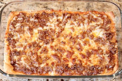 Crescent Roll Crust, Deep Dish Pizza Casserole Easy Deep Dish Pizza, Deep Dish Pizza Casserole, Easy Crescent Roll Recipes, Italian Casserole, Deep Dish Pizza Recipe, Refrigerated Pizza Dough, Crock Pots, Main Dish Casseroles, Cooking Tomatoes