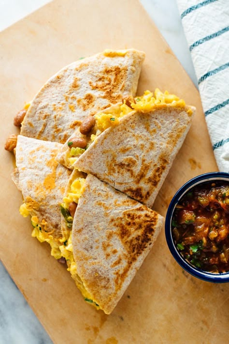 Looking to branch out of your breakfast rut? Try these delicious breakfast quesadillas! Healthy Breakfast Quesadilla, Easy Breakfast Quesadilla, Breakfast Quesadilla Recipes, Breakfast Quesadillas, Breakfast Quick, Menu Sarapan Sehat, Breakfast Quesadilla, Vegan Summer Recipes, Quesadilla Recipe