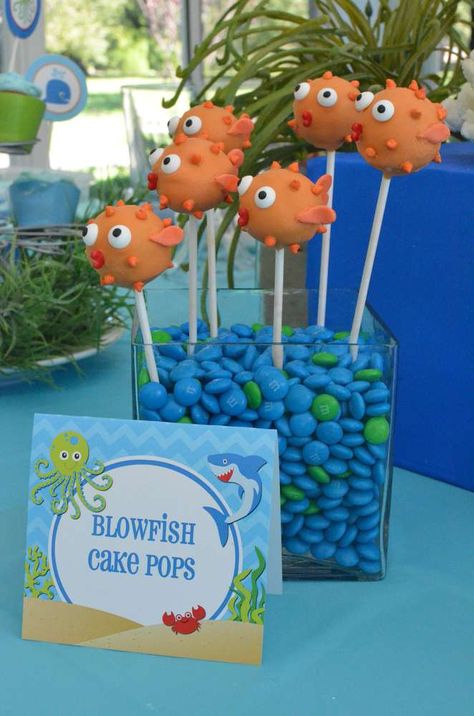 Blowfish cake pops at an under the sea birthday party! See more party planning ideas at CatchMyParty.com! Aquarium Birthday Party Ideas, Sea Birthday Party Ideas, Luca Birthday, Underwater Birthday, Nemo Birthday Party, Bubble Guppies Birthday Party, Underwater Party, Sea Party Ideas, Nemo Birthday