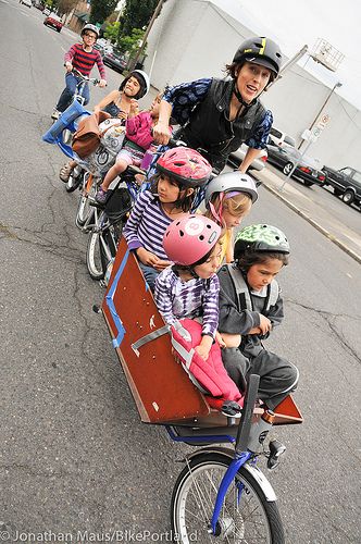 No excuses to drive that SUV people - we can do it! Maybe hubby can pick up the groceries? Kids Atv, Family Bike, Cycle Chic, Urban Bike, I Want To Ride My Bicycle, Cycling Photos, Cargo Bike, Bike Style, Cool Bicycles