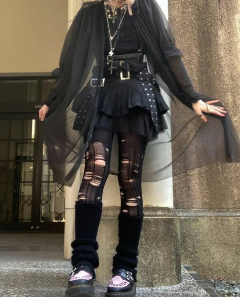 Winter Dark Outfits, Winter Goth Outfits Cold Weather, Emo Alt Outfits, Gothic Winter Outfit, Fake Confidence, Winter Goth Outfits, Alt Style Outfit, Skull Outfit, Outfit Ideas 70s