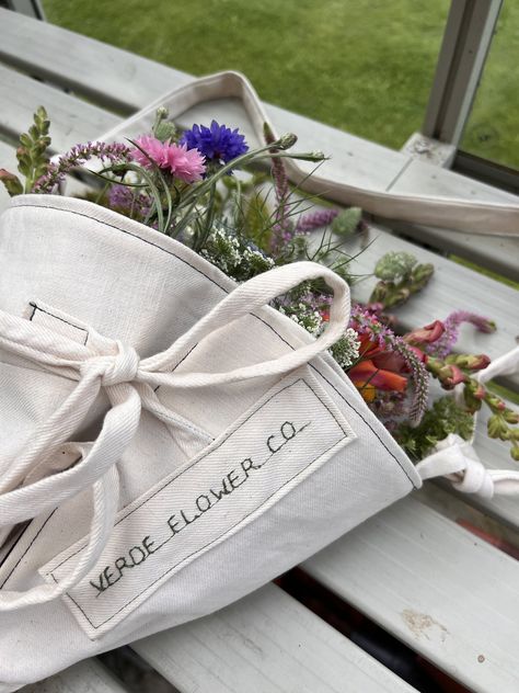 Flower bouquet bag — Verde Flower Co. Flower Carrier Bag, Flower Booth, Eco Flowers, Bouquet Bag, Flower Boquet, Plant Pot Covers, Market Garden, Flower Farmer, Flower Packaging