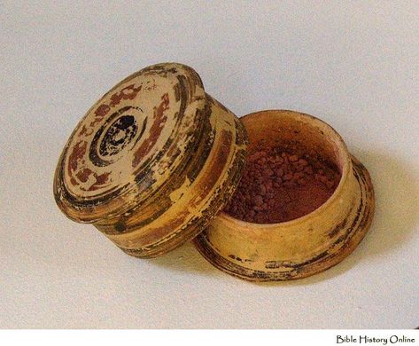 Corinthian pyxis with a red make-up powder, 5th BC. Ancient Roman Makeup, Ancient Makeup Products, Old Makeup Products, Grecian Makeup, Ancient Greek Makeup, Greece Makeup, Greek Cosmetics, Ancient Makeup, Ancient Cosmetics