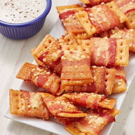 Bacon Crack Bites - Delish.com Club Crackers With Bacon, Crowd Meals, Holiday Party Appetizers, Club Crackers, New Year's Eve Appetizers, Superbowl Appetizers, Make Ahead Appetizers, Bacon Appetizers, Appetizer Ideas