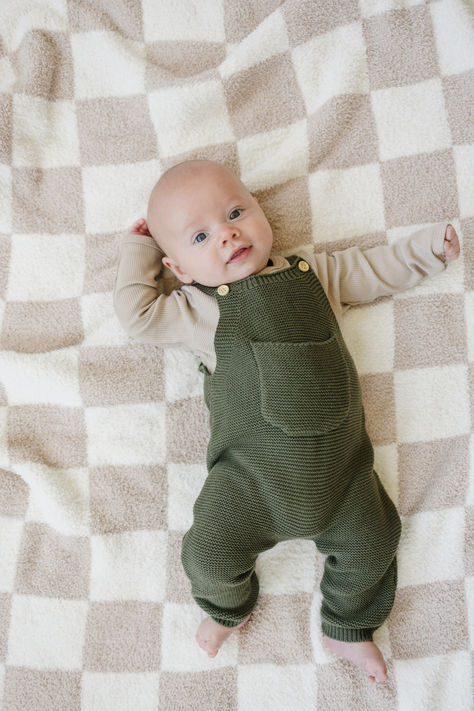 Elevate your little one’s wardrobe with our charming knit overalls, available in sizes from 0-3 months to 2 years. These overalls combine adorable pocket details with soft, breathable knit fabric, offering both style and comfort for your growing child. Babies In Overalls, Baby Overalls Outfit, Baby Boy Overalls Outfit, Knit Overalls, Baby Boy Overalls, Baby Olive, 4 Month Baby, Growing Child, Overalls Outfit