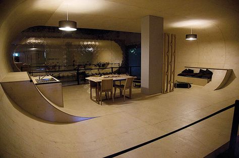 Concretizado, esse é o sonho de muitos: uma pista de #skate acoplada com a ambientação da #casa! Skateboard Room, Deco Surf, Skateboard Park, Indoor Hammock, Unusual Homes, Secret Rooms, Skateboarder, Park Homes, Skate Park