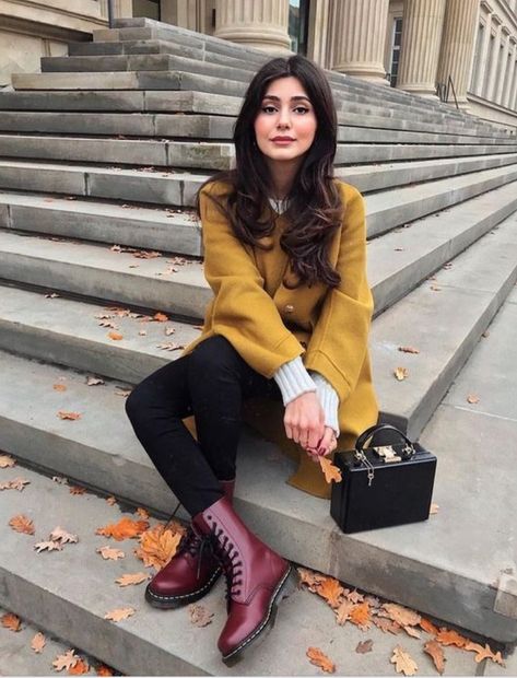 Ayda Hadi, Burgundy Boots Outfit, Spandex Outfits, Combat Boot Outfit, Outfit Botas, Dr Martens Outfit, Office Outfits Women, Event Outfit, Combat Boot