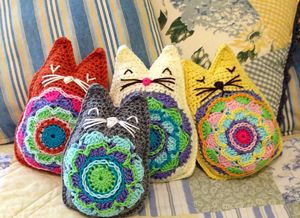 Diy Animal Pillow, Scrap Busting Crochet Patterns, Crochet Scrap Yarn Projects, Scrappy Knitting, Scrap Yarn Projects, Free Mandala Crochet Patterns, Cat Pillow Pattern, Yarn Monsters, Pillows Crochet