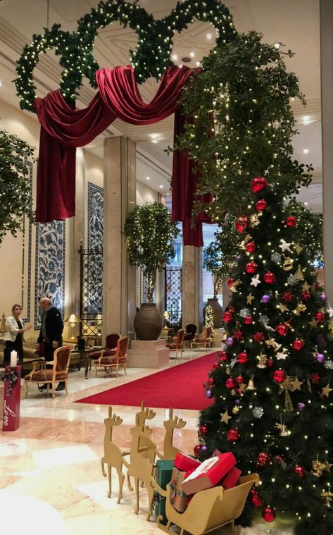 Christmas Decor For Bar Area, Elegant Christmas Living Room, Hotel Room Christmas Decor, Christmas Hotel Decorations, Christmas Decor Hotel, Hotel Christmas Decorations Lobbies, Christmas Decorations Hotel, Mansion Christmas Decor, Hotel Christmas Decorations