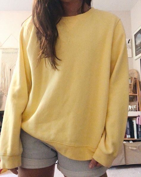 Ｃｏｌｌｅｇｅ • Ｇｉｒｌ • Ｔｈｒｉｆｔ on Instagram: “🌿SOLD🌿 •PASTEL YELLOW CREW NECK• super soft; size large; $20” Yellow Sweatshirt Outfit, Crew Neck Outfit, Cool Winter Color Palette, Winter Color Palette, College Girl, Yellow Sweatshirt, Winter Color, Sweatshirt Outfit, Pastel Yellow