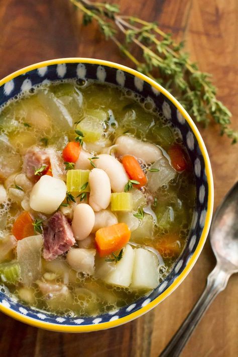 This hearty ham and bean soup recipe is the perfect way to use up leftover ham… SO delicious on a cold day! Ham Hock Soup, Ham Hocks And Beans, Ham And Bean, Tuscan Bean Soup, Navy Bean Soup, Ham And Potato Soup, Fagioli Soup, Bean Soup Recipe, Ham Bone